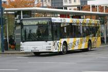 Wagen 32 (RS VK 32)der SW Remscheid nach Hasten Kirche mit der Linie 653 am Bahnhof Remscheid.
Werbung: Bergische Morgenpost
24.10.2009