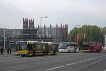 Ein Solaris Urbino 18 und ein MAN A39 der BVG, sowie ein Mercedes-Benz Traveco beim Lustgarten (28. September 2009)
