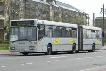 Taxi Hillmann (NE KH 9055)(Ex HHA) mit SEV zwischen Neuss HBF und Krefeld HBF.
Hier aufgenommen vor dem HBF Krefeld