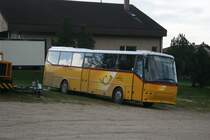 Nicht das Bild h�ngt schief, sondern nur der Bus: PU FuniCar, Biel, Nr. 17 (BE 610'617, Bova Futura, 2002) am 26.10.2009 in Nods.