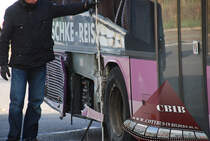 Unfall: Stra�enbahn f�hrt in einen Linienbus.