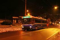 Der NAW/Hess (R&J)/Siemens BT 5-25 Nr. 280 der vbl am 18. Januar 2009 unterwegs auf Reiffahrt. Hier wird der Bus im Sch�nb�hl (Luzern) gerade wieder aufgeb�gelt, nach dem er die Kreuzung  mit gesenkten Stickel �berfahren hat, weil es keine direkte Fahrleitungsverbindung vom Hirtenhof herkommend in Richtung Matthof gibt. F�r die Enteisungsfahrten wurde dieser Bus neben den Einrichtungen f�r das Aufspr�hen des Frostschutzmittels auch noch mit einer Warnleuchte ausgestattet. Die Fahrten finden jeweils bei Temperaturen von unter 2�C und einer Luftfeuchtigkeit von �ber 70% statt.