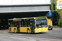 E MO 758 mit der Linie 196 zum Essen West Bf afgenommen am Porsche Platz.
28.10.2009