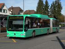 BVB Bus mit der Betriebsnummer 704 steht an der Endhaltestelle der Linie 34 in Bottmingen. Die Aufnahme stammt vom 27.10.2009