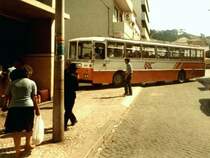 NAZARÉ (Distrito de Leiria), 31.08.1985, ein Bus der damals staatlichen Busgesellschaft RN (Rodoviária Nacional) fährt in den Busbahnhof ein; die RN wurde in den 1990er Jahren privatisiert -- Foto eingescannt