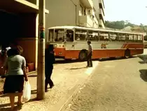 NAZARÉ (Distrito de Leiria), 31.08.1985, ein Bus der damals staatlichen Busgesellschaft RN (Rodoviária Nacional) fährt in den Busbahnhof ein; die RN wurde in den 1990er Jahren privatisiert -- Foto eingescannt