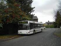 MAN NL 222 (Wagennummer 9126, Kfz-Kennzeichen EN-X 1001, Baujahr 1998) der Fa Schiwy GmbH & Co. KG (Hattingen an der Ruhr). Ursprünglich gehörte der Bus der Fa Huber aus Altomünster-Hohenzell und trug das Kfz-Kennzeichen  DAH-HU 25 . Der Bus ist im Einsatz im Auftrag der Rheinbahn AG Düsseldorf als Linie 742 (Mettmann, Jubiläumsplatz - Haan-Gruiten Bf - Haan-Thienhausen, Carl-Barth-Straße). 
Aufgenommen am 06.11.2009. Ort: Haan-Thienhausen, Carl-Barth-Straße.