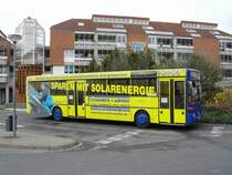 Mercedes O 405 (Kfz-Kennzeichen VIE-BH 159, Baujahr 1991) der Firma Brings Reisen GmbH & Co. KG (Willich, Kreis Viersen), mit Vollwerbung für die Firma Fockenrath und Manske.
Ursprünglich gehörte der Bus der Fa Jans & Söhne GmbH aus Rödermark (Landkreis Offenbach).
Der Bus wartet auf einem Pausenplatz auf seinen nächsten Einsatz. Aufgenommen am 06.11.2009. Ort: Viersen, Busbahnhof.