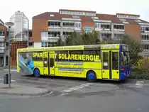 Mercedes O 405 (Kfz-Kennzeichen VIE-BH 159, Baujahr 1991) der Firma Brings Reisen GmbH & Co. KG (Willich, Kreis Viersen), mit Vollwerbung für die Firma Fockenrath und Manske.
Ursprünglich gehörte der Bus der Fa Jans & Söhne GmbH aus Rödermark (Landkreis Offenbach).
Der Bus wartet auf einem Pausenplatz auf seinen nächsten Einsatz. Aufgenommen am 06.11.2009. Ort: Viersen, Busbahnhof.