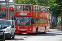 HAMBURG, 13.06.2008, Stadtrundfahrt-Buslinie 100 an der Haltestelle Landungsbrücken