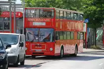 HAMBURG, 13.06.2008, Stadtrundfahrt-Buslinie 100 an der Haltestelle Landungsbrücken