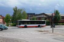 HAMBURG, 14.06.2008, MetroBus-Linie 8 nach Poppenbüttel biegt von der Wandsbeker Marktstraße in die Wendemuthstraße ein