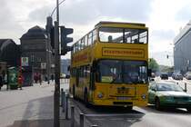 HAMBURG, 14.10.2008, Stadtrundfahrtbus am Hauptbahnhof auf der Fahrt zu den Landungsbrücken