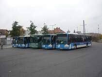 Zwischen die 4 Mercedes-Citaro hat sich doch ein Setra S 315 H geschmuckelt. Aufgenommen am neuen ZOB in B�blingen, am 31.10.09