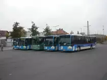 Zwischen die 4 Mercedes-Citaro hat sich doch ein Setra S 315 H geschmuckelt. Aufgenommen am neuen ZOB in B�blingen, am 31.10.09