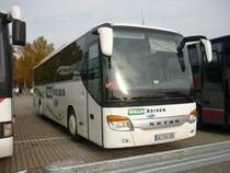 Ein Setra S 415 GT auf dem Parkplatz in Bad Cannstatt/Stuttgart vor dem VFB-Spiel am 31.10.2009.