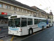 TL - FBW Trolleybus Nr.732 unterwegs auf der Linie 1 bei der Haltestelle vor dem Bahnhof in Lausanne am 08.11.2009