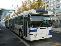TL - FBW Trolleybus Nr.732 unterwegs auf der Linie 21  bei der Haltestelle vor dem Bahnhof in Lausanne am 08.11.2009