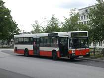 Mercedes-Benz O 405 N (Niederflur-Stadtversion) auf der Linie 8 nach S-Bahnhof Poppenb�ttel am U-Bahnhof Wandsbek Markt.