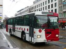 tpf - Volvo Bus Nr.61  FR 300250 unterwegs auf der Linie 575 bei den Haltestellen vor dem Bahnhof Fribourg am 09.11.2009