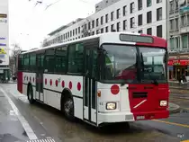 tpf - Volvo Bus Nr.61  FR 300250 unterwegs auf der Linie 575 bei den Haltestellen vor dem Bahnhof Fribourg am 09.11.2009