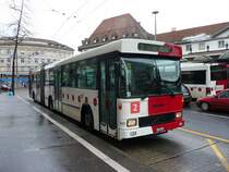 tpf - Volvo-Hess Trolleybus Nr.502  FR 300406 unterwegs auf der Linie 2 bei den Haltestellen vor dem Bahnhof Fribourg am 09.11.2009