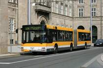 MVG 014 (MH VG 214) nach M�lheim Speldorf mit der Linie 124 am Rathaus in M�lheim Stadtmitte.
27.5.2009