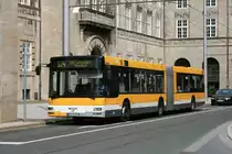 MVG 014 (MH VG 214) nach Mlheim Speldorf mit der Linie 124 am Rathaus in Mlheim Stadtmitte.
27.5.2009