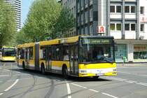 MVG 015 (MH VG 215) zur Saarner Kuppe mit der Linie 133 unterwegs auf der Leineweberst. in M�lheim Stadtmitte. 
11.5.2006