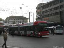 Mit der tiefstehenden Novembersonne gestaltet sich das Fotografieren zuhnehmend schwieriger. Dennoch liess ich mich nicht davon abhalten am 12.11.09 in die Stadt zu gehen und ein paar Busfotos zu machen. Hier verl�sst der Wagen 178 den Hauptbahnhof in Richtung W�lflingen.