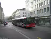 Am 12.11.09 waren nur 2 Autobusse auf Trolleylinien unterwegs. Einer von ihnen war der Solaris 336 auf der Linie 1, hier kurz vor der Hst. Schmidgasse. Er gehrt zu den einigen Wagen die eine Cablecom-Werbung erhielten. Doch angesichts des Image-Schadens von der Cablecom wird diese Werbung wohl kaum den erdachten Erfolg bringen...