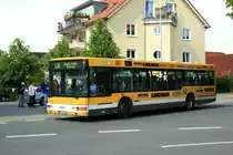 MVG 082 (MH VG 182) mit Werbung fr Lindner Fenster an der Haltestelle Heissen Kirche mit der Linie 138 zum Rhein Ruhr Zentrum.
19.5.2008
