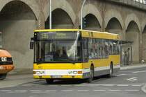 MVG 083 (MH VG 183) auf der Bahnstr. in M�lheim mit der Linie 135 zum Hafen.
2.3.2008