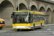 MVG 083 (MH VG 183) auf der Bahnstr. in Mlheim mit der Linie 135 zum Hafen.
2.3.2008