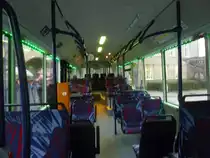 Der Wagen 27 von innen.Die grne LED Beleuchtung ber die Fenster passend zur Werbung.Aufgenommen am 11.11.09 vor den Rathausplatz in
Delmenhorst.