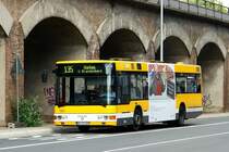 MVG 085 (MH VG 185) auf der Bahnstr. in M�lheim unterwegs zum Hafen mit der Linie 135.
9.8.2008