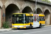 MVG 085 (MH VG 185) auf der Bahnstr. in Mlheim unterwegs zum Hafen mit der Linie 135.
9.8.2008