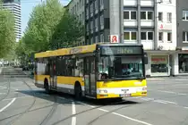 MVG 088 (MH VG 188) an der alten Haltestelle Mlheim Stadtmitte mit der Linie 135 zum Hafen.
10.5.2006