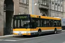 MVG 090 (MH VG 190) mit dem E Bus Zum Fliedner Werk ber den Linienweg der Linie 752.
Hier aufgenommen vor den Rathaus Mlheim am 19.5.2008