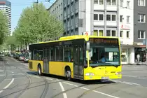 MVG 6001 (MH VG 6001) mit der Linie 122 nach Oberhausen Fernewald an der Alten Haltestelle Mlheim Stadtmitte.
11.5.2006