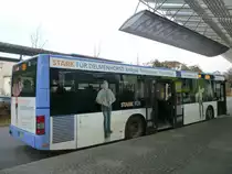 Dieser MAN NL 223 hat ein Motivwecksel bekommen,fr die Stadtwerke in Delmenhorst.Der Wagen 41 hier auf den Foto stammt aus den Jahr 2003.
Aufgenommen am 2.11.09 am ZOB in Delmenhorst.