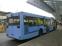 Der MAN NL 202 Wagen 36 aus den Jahr 1995 hier am 2.11.09 am ZOB in Delmenhorst wird vorraussichtlich auf jeden fall noch 3 Jahre seine Runden drehen bevor er dann ausgemustert wird.