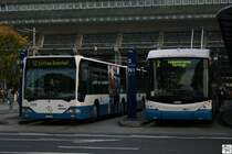 Mercedes-Benz O 530 Gelenkbus und  Hess BGT-N2C  Swisstrolley 3  (Facelift 2009) Gelenktrolleybus stehen am 7. Oktober 2009 im Busbahnhof von Luzern nebeneinander.
