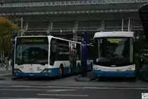 Mercedes-Benz O 530 Gelenkbus und  Hess BGT-N2C  Swisstrolley 3  (Facelift 2009) Gelenktrolleybus stehen am 7. Oktober 2009 im Busbahnhof von Luzern nebeneinander.