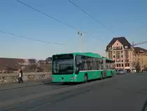Mercedes Citaro der BVB mit der Betriebsnummer 708 �berquert die Mittlere Rheinbr�cke Richtung Schiffl�nde. Die Aufnahme entstand am 21.11.2009.