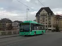 Mercedes Citaro der Basler Verkehrsbetriebe mit der Betriebsnummer 805 �berquert die Mittlere Rheinbr�cke Richtung Schiffl�nde. Die Aufnahme stammt vom 21.11.2009.