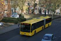 EVAG 4663 (EVG 4663) mit der Linie 147 zur Grimbergstr.
Aufgenommen an am Viehover Platz in Essen.
20.11.2009