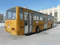Der Ikarus Z63 zwei Tage sp�ter (14.11.2009) vor den Bahnhof in Kokshetau. Untenherum war er schon kr�ftig zerbeult und die T�ren schienen auch nicht mehr richtig zu schlie�en.