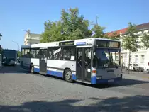 Mercedes-Benz O 405 N (Niederflur-Stadtversion) auf Betriebsfahrt an der Haltestelle Luisenplatz-S�d/Park Sanssouci.