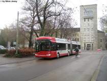 Solaris Nr. 171 am 24.11.09 beim Obertor. Beim Obertor befindet sich ebenfalls der Hauptsitz der AXA Winterthur, dessen prunkvolles Gebude zur Haltestelle hinberstrahlt.